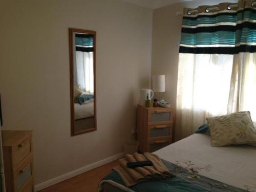 Room in Guest room - Comfortable Family room with Tv Free Fast Wifi Sleeps 4 with 1 Bunk Bed - image 5
