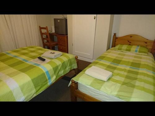 Room in Guest room - Comfortable Family room with Tv Free Fast Wifi Sleeps 4 with 1 Bunk Bed - main image