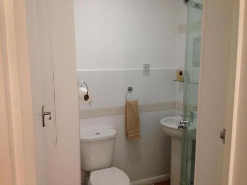 Room in Guest room - Comfortable Family room with Tv Free Fast Wifi Sleeps 4 with 1 Bunk Bed - image 12