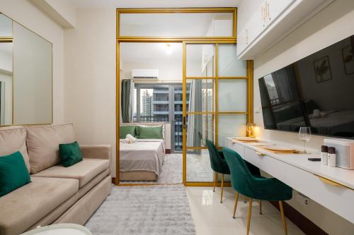 Luxe 1BR with WiFi, Karaoke and Balcony Near SM Megamall, Manila