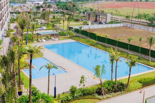 Swimming pool, Stunning Studio Apt at Sky House BSD By Travelio in Tangerang