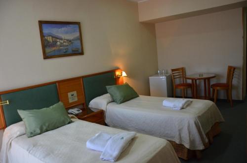 2 twin beds
