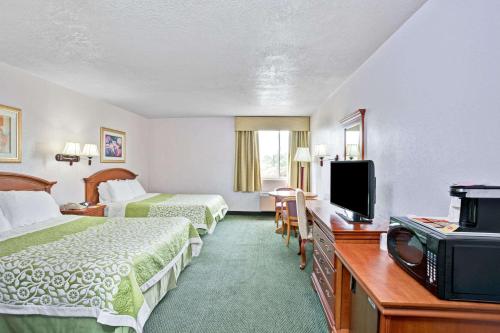 Days Inn & Suites by Wyndham Fullerton in Fullerton, USA