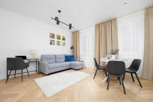 Comfortable Apartment with Two Bedrooms & Parking by Noclegi Renters, Warsaw