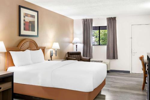 Days Inn by Wyndham Middleburg Heights - image 9