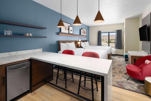 Queen Room with Two Queen Beds and Kitchen - Non-Smoking