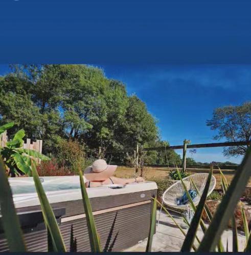 Gîtes de charme "l'écrin de Vendée" jacuzzi privatif, piscine chauffée, prestations bien être, vélos, chevaux,à 10 mn de l'océan gîte à louer Sallertaine