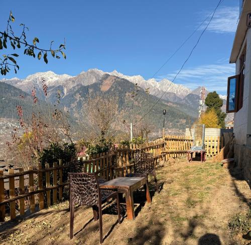 View, hotel in manali by Aura in Bashisht