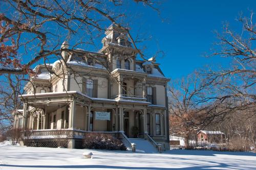 Garth Woodside Mansion Bed and Breakfast - 출입구