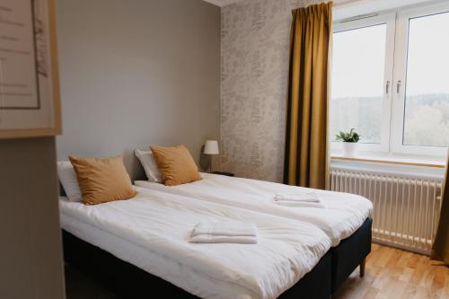 2 twin beds