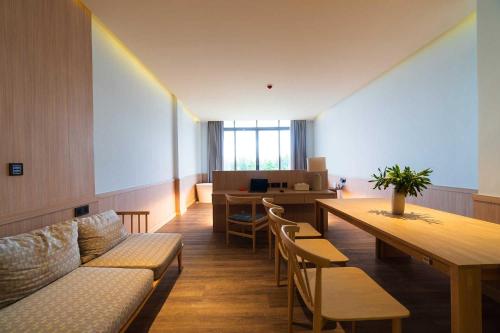 Koh Talu On Shore Hotel & Resort in Bang Saphan
