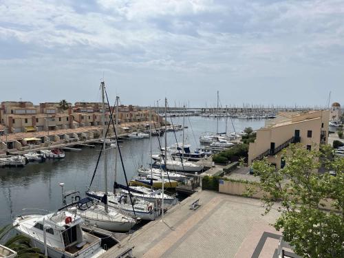 Two-Bedroom Apartment with Harbour View image 3