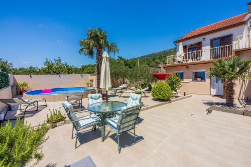 Hundefreundliche Villa mit Privatpool, Aussendusche, Grill und vielen Wanderwegen in der Umgebung in Barci