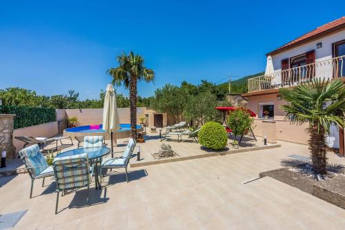 Hundefreundliche Villa mit Privatpool, Aussendusche, Grill und vielen Wanderwegen in der Umgebung in Barci