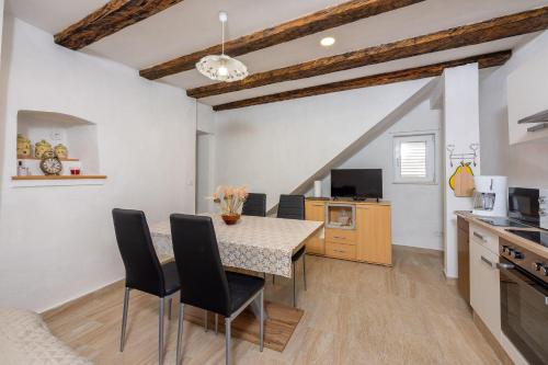 Hundefreundliche Villa mit Privatpool, Aussendusche, Grill und vielen Wanderwegen in der Umgebung in Barci