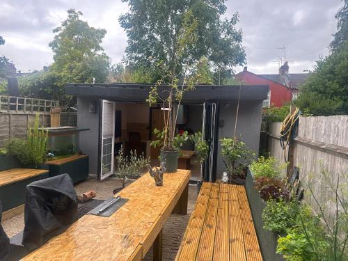 1 Bed Studio - Sleeps 2 - Parking - Wifi