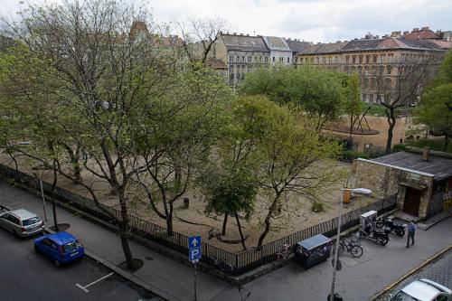 New - WalnutTree Double 12 Person Apartment central in Budapest - Hungary - image 3