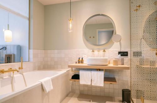 room detail thumbnail 2