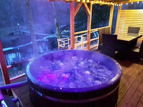 Karstais baseins, Guest House Jugland with Private Sauna Hot Tub and River Access Near Riga in Tīnūži