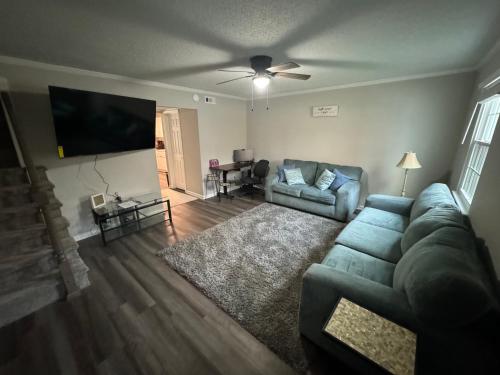 2bed 3bath private and close to everything !, Greensboro