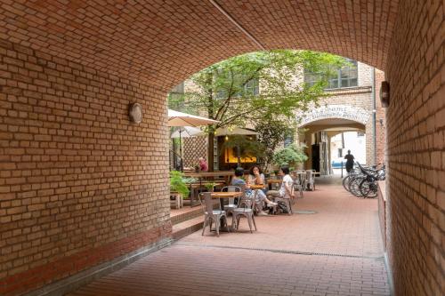 Homely Berlin - Central, Spacious, Rosenthaler Platz I Cafe, Berlin (Foto 4)
