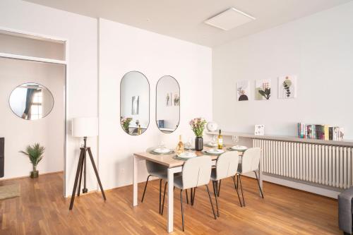 Homely Berlin - Central Spacious Rosenthaler Platz I Cafe - image 6