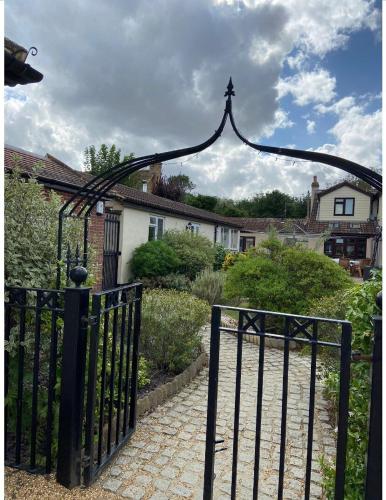 ทัศนียภาพ, Two Bedroom Bungalow No2 - Secure Gated Parking in บาริลดัล