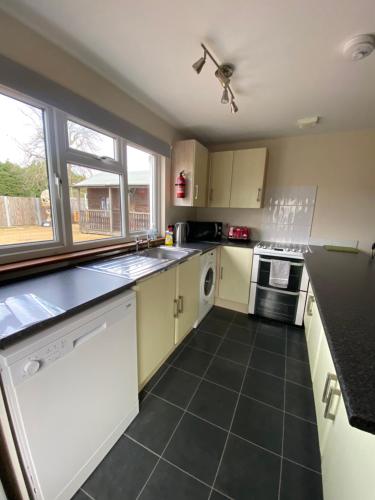 ห้องครัว, Two Bedroom Bungalow No2 - Secure Gated Parking in บาริลดัล