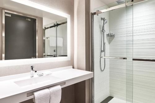 AC Hotel Missoula Downtown - 화장실