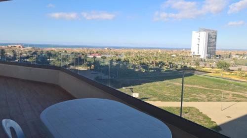Vue mer et parc, terrasse filante in 엔 하루다