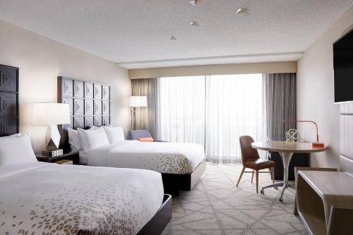 2 queen beds
