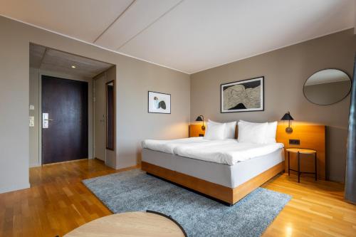 King Room with Sofa Bed image 4