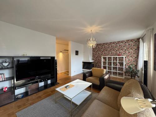Extra Stor Lägenhet Ny Design med Öppen Spis, Balkong, Parkettgolv, Stor Smart TV