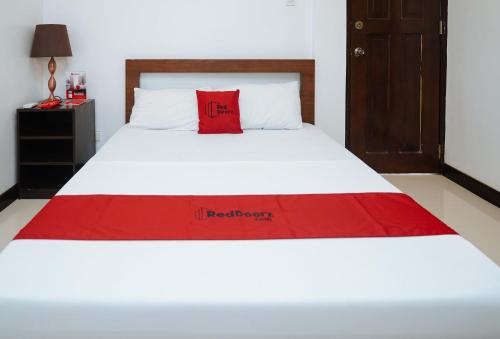 RedDoorz Plus @ Billys Resort Oslob Room Type - Double Room