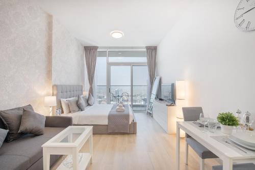 Apartment on 26th Floor & Beautiful Views (2 adults + 2 kids) near Jumeirah Village Circle