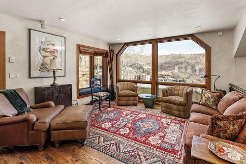 Ski-In Ski-Out Corner Unit near Sky Cab Gondola by The Woodrun V Townhouses image