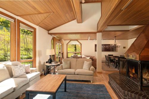 Townhome with Ski-in Access near Pool and Spa by The Woodrun V Townhouses