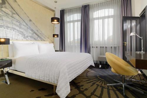 Deluxe, Guest room, 1 King image 4