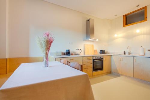 VYTINA LOFTS - Cozy 2-Level Loft Apartments with Fireplace & Mountain Views - Σκοπή