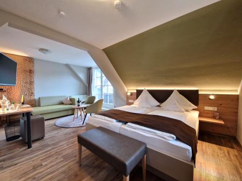 1 king bed, 1 sofa bed