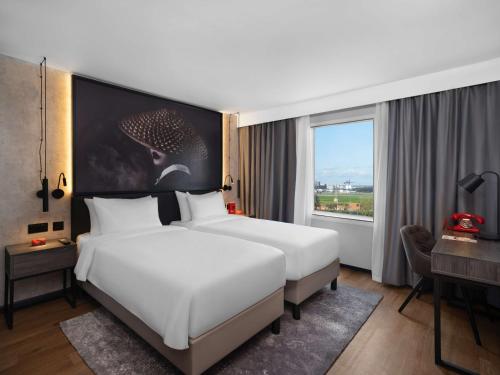 Radisson Red London Gatwick Airport - image 5