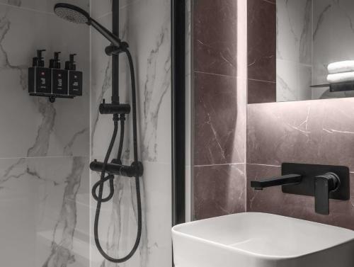 Radisson Red London Gatwick Airport - image 14