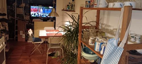 Sharing bedroom with Host near Alexanderplatz, Berlin (photo 11)