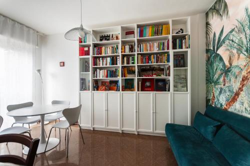 Youhosty - Paul Valery Bis, Milano
