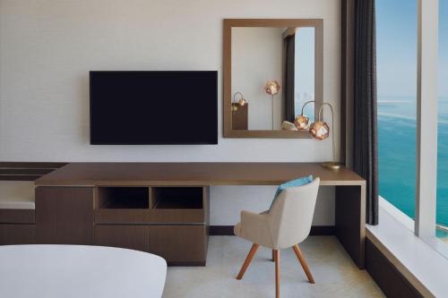 One-Bedroom King Suite with Partial Sea View - Executive Lounge Access image 5