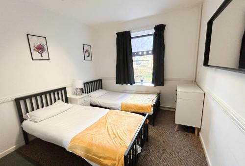 Bath YMCA - Hostel Room Type - Standard Twin Room with Shared Bathroom