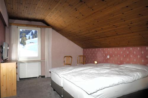 1 queen bed, 1 sofa bed