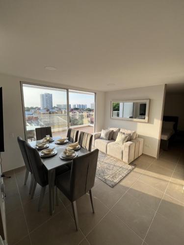 Apartamento con balcón grande