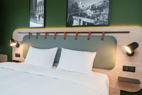 Standard Room - 1 Queen Bed