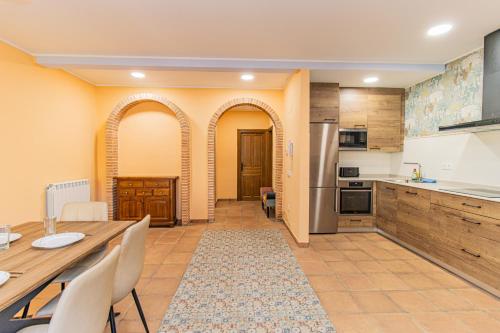 virtuve, Chalet de Aranda - Elegante Casa para 7 con jardín privado, AC y WiFi (Chalet de Aranda - Elegante Casa para 7 con jardin privado, AC y WiFi) in Illueca